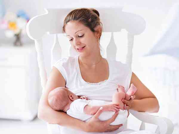 哺乳期吃妈富隆要谨慎，继续喂奶这3点影响要重视