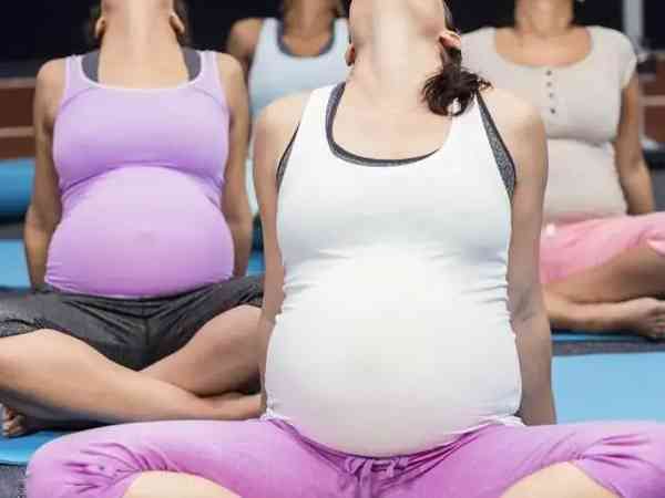 孕妇千万不能这样弯腰，正确姿势下蹲才不会伤到宝宝