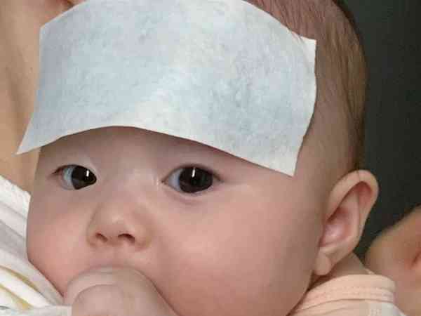 还在盲目给宝宝用退热贴？医生不建议的4个原因最好看看