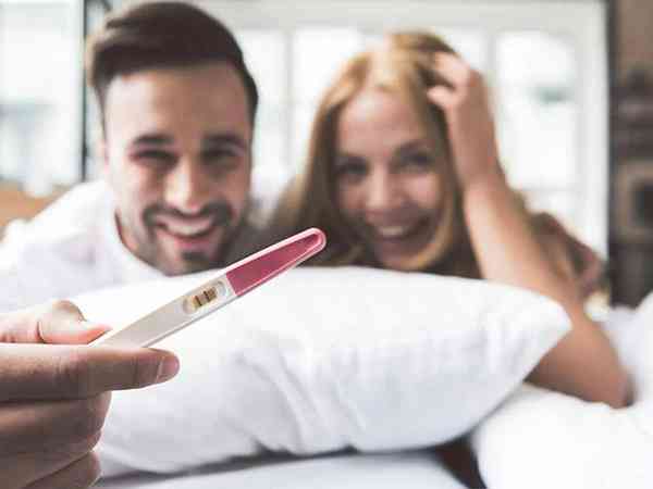 已怀孕宝妈分享早孕验孕棒两条杠图片，真实实拍附图解析
