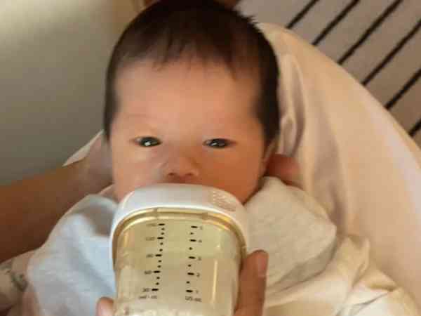 宝妈必看1一6个月新生儿奶量表，一天喝几次决定如何添加辅食