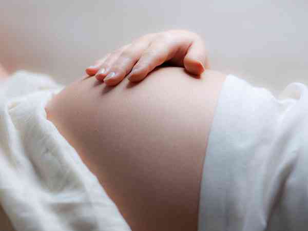 一个囊胚分化成两个胚胎概率较大，能否怀双胎却因人而异