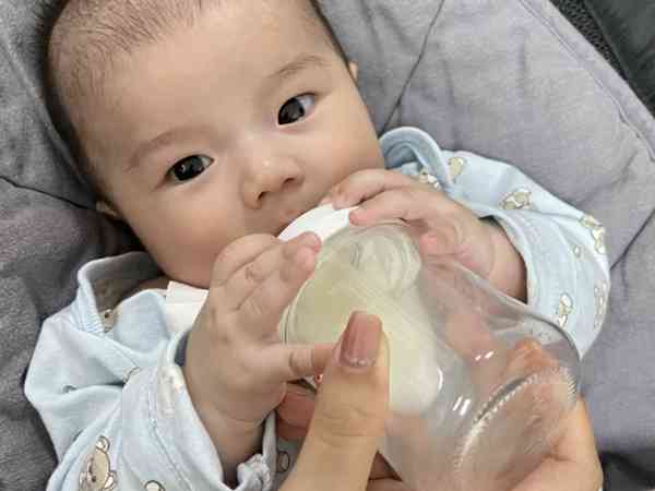 0-12月婴儿奶量标准对照表，不同月龄每天喂养多少要清楚