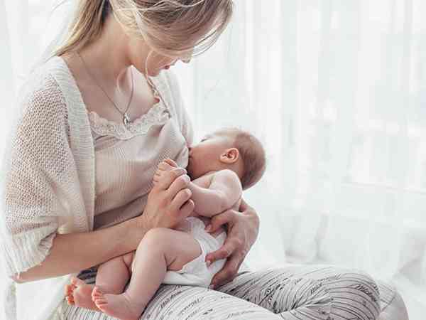 宝宝纯母乳喂到6个月至2岁才科学，过早断奶不好会后悔