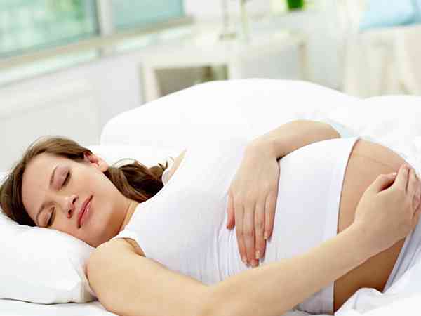 孕早期正确卧床保胎方法在这，平侧卧交替姿势可降低流产率
