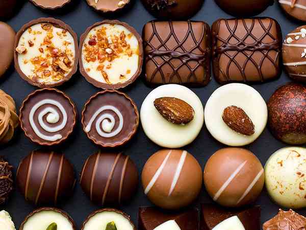 多囊卵巢能不能吃巧克力因人而异，虽无糖也可能引发肥胖
