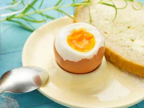 多囊卵巢可以适量吃煮鸡蛋，对病情实际影响并不大
