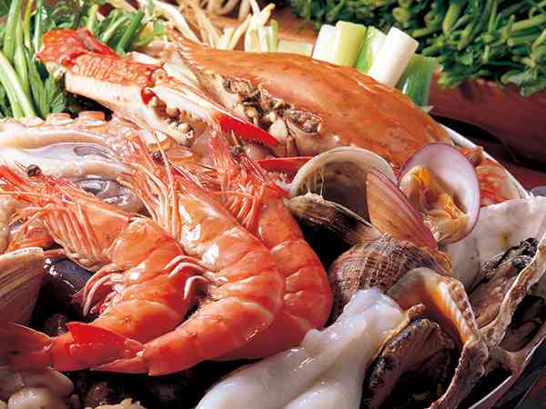 多囊卵巢可以吃海鲜，虾、螃蟹等食材少量食用对身体无影响