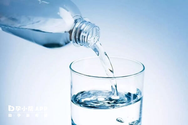 多喝水可以缓解注射达菲林后的不良反应