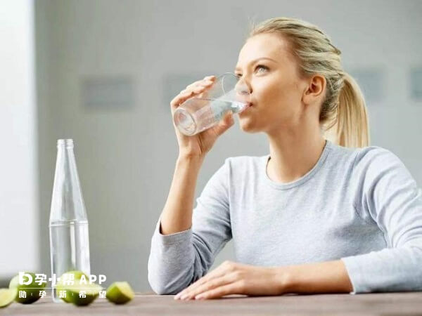 促排卵针期间多喝水可以缓解头痛