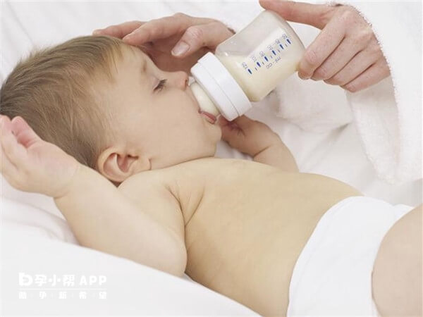 采用环抱式喂奶避免宝宝呛奶