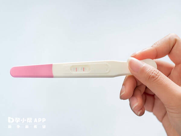 女性用验孕棒测试线条深可能怀男孩