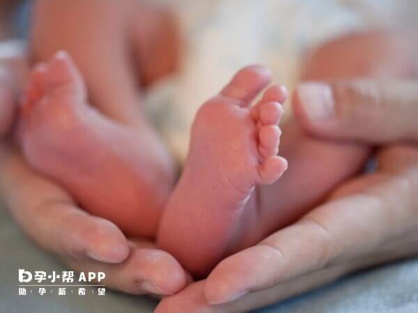 30周的早产儿体重达到两千克以上即可出院