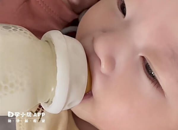 婴儿喝奶量会从少变多