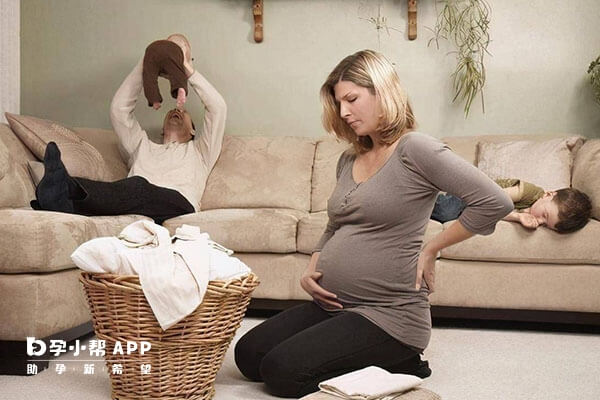 大肚子孕妇 半蹲图片