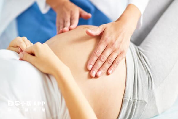 按肚子也能知道自己是否怀孕，找准这个位置一摸一个准