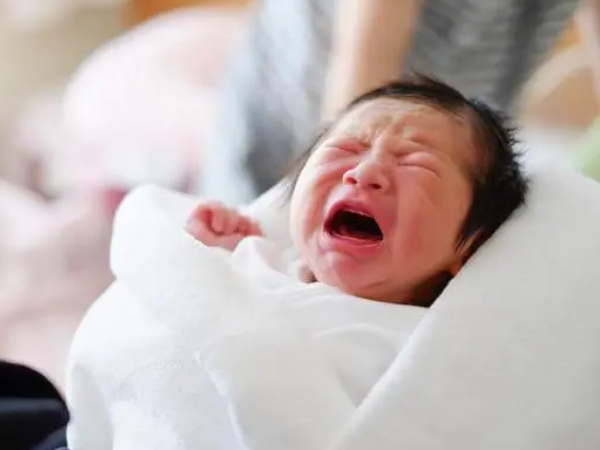 民间解决宝宝夜间哭闹的迷信方法一览，燃香能让其安静入睡