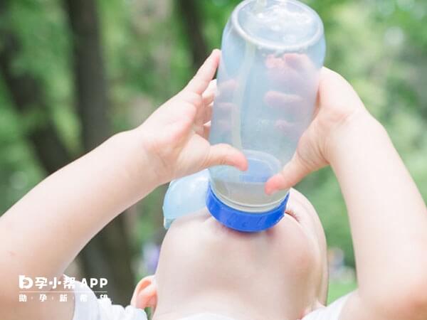 婴儿用奶瓶喝水防呛方法