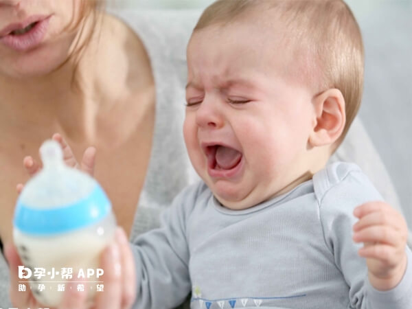 婴儿不抱就哭是怎么回事